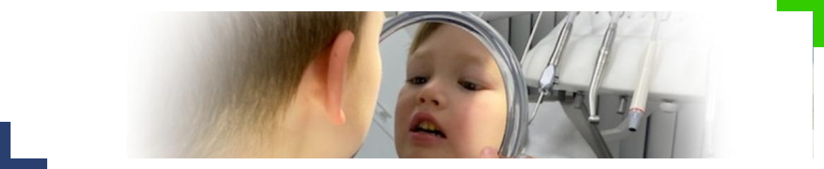 stomatologia dziecięca - dziecko przed lusterkiem