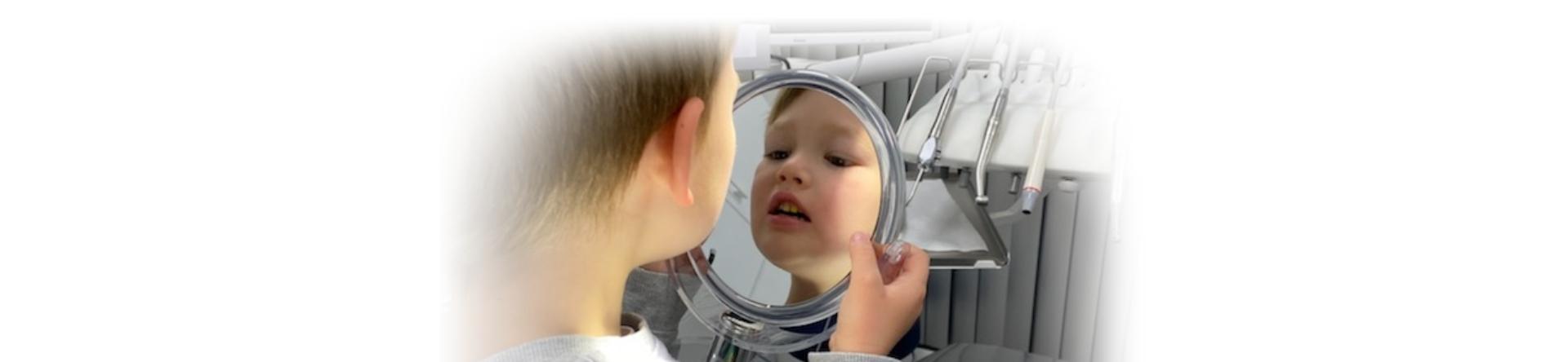 zdjęcie dziecka w lustrze